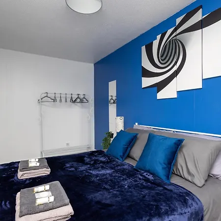 Centre Stylish Home: 3-bed, 7-sleeper, Contractor-friendly