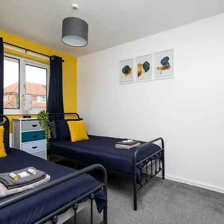 Holiday home Centre Stylish Home: 3-bed, 7-sleeper, Contractor-friendly