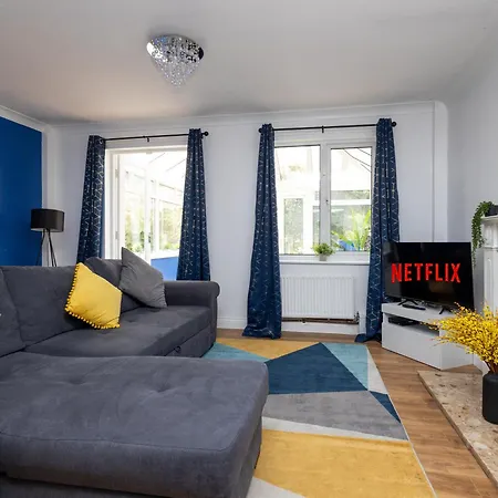 Holiday home Centre Stylish Home: 3-bed, 7-sleeper, Contractor-friendly *