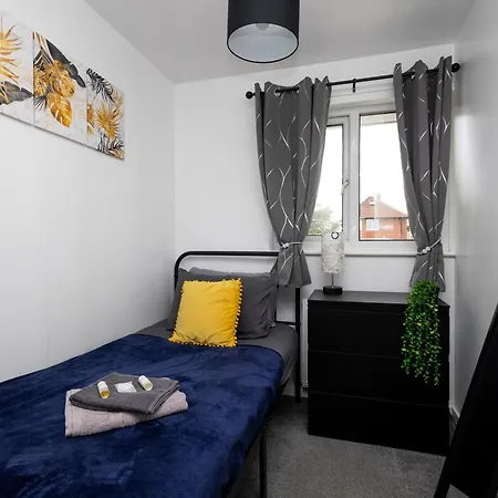 Centre Stylish Home: 3-bed, 7-sleeper, Contractor-friendly Leeds (West Yorkshire)