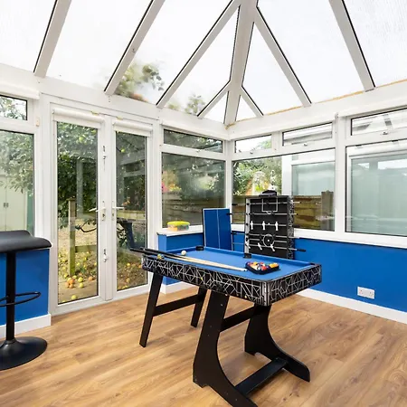 Centre Stylish Home: 3-bed, 7-sleeper, Contractor-friendly Holiday home
