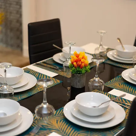 Centre Stylish Home: 3-bed, 7-sleeper, Contractor-friendly *