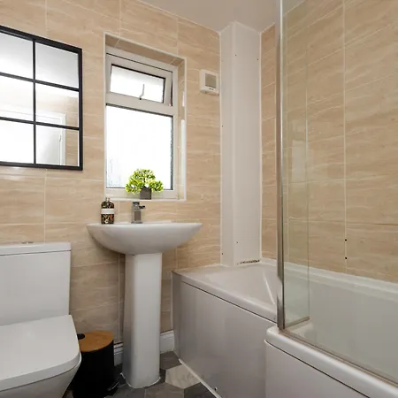 Centre Stylish Home: 3-bed, 7-sleeper, Contractor-friendly Leeds (West Yorkshire)