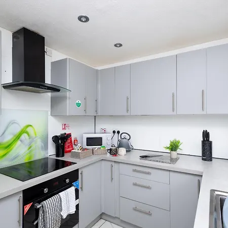 Centre Stylish Home: 3-bed, 7-sleeper, Contractor-friendly Holiday home