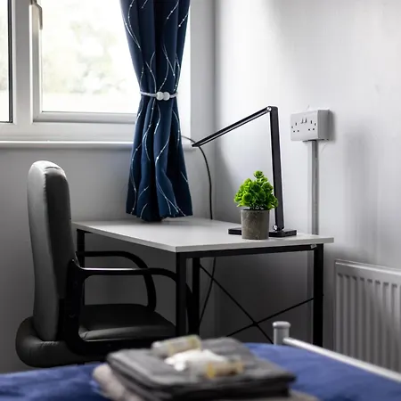 Centre Stylish Home: 3-bed, 7-sleeper, Contractor-friendly * Leeds (West Yorkshire)